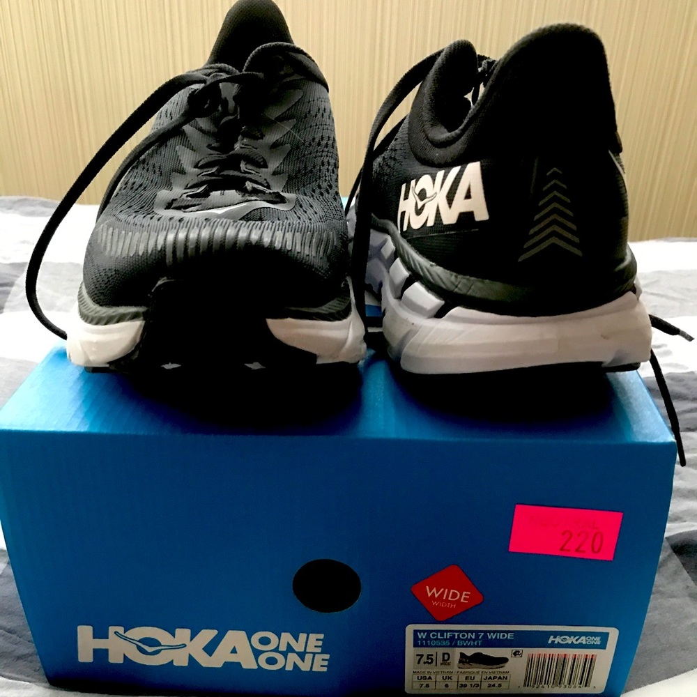 Gently used women’s Hoka One One Clifton 7 size 7.5 Wide